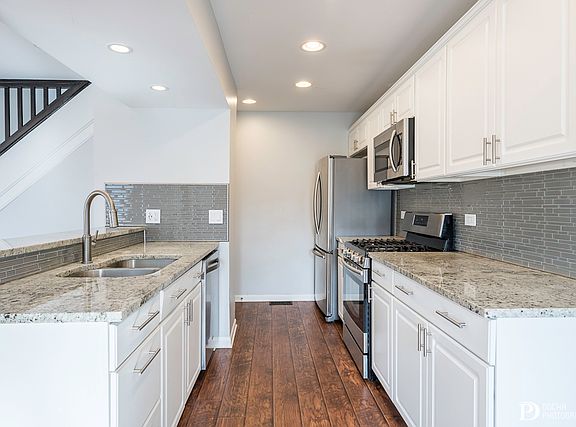 3rd image of 29W553 Winchester Cir N #3