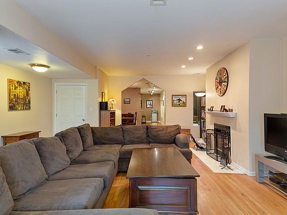 2nd image of 4550 N Malden St APT 1N