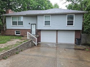 10243 NW Meadow Lane Dr, Parkville, MO 64152