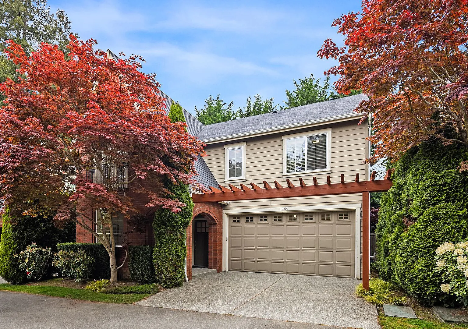 3Bd/2.5Ba Kirkland Home — Photo 1