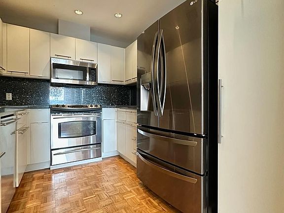 5th image of 333 Bush St APT 4003
