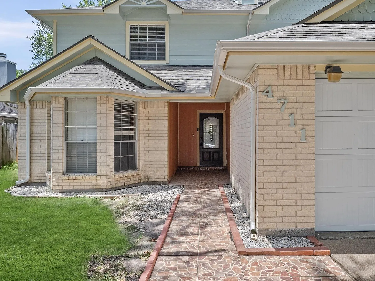 3 bed, 2.5 bath, 2231 sqft, $2,100 — Photo 3