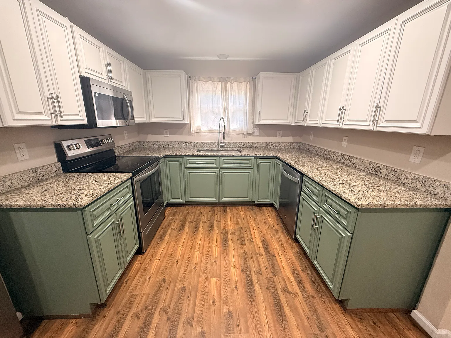 3 bed, 1577 sqft, $2,200 — Photo 2
