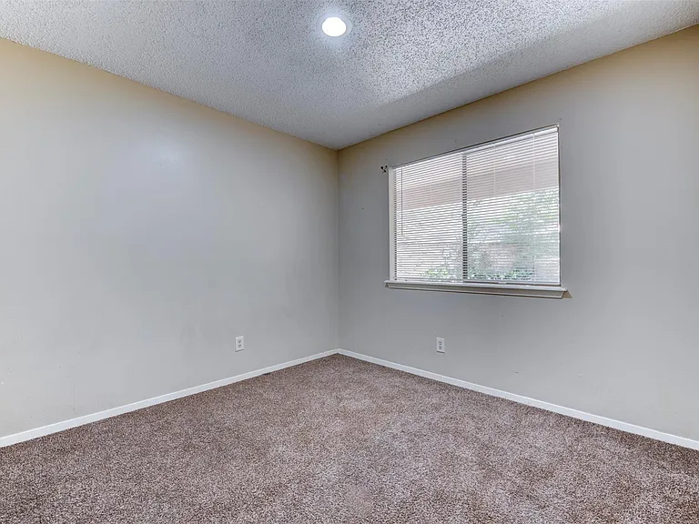 1906 Woodhue Dr — Photo 23