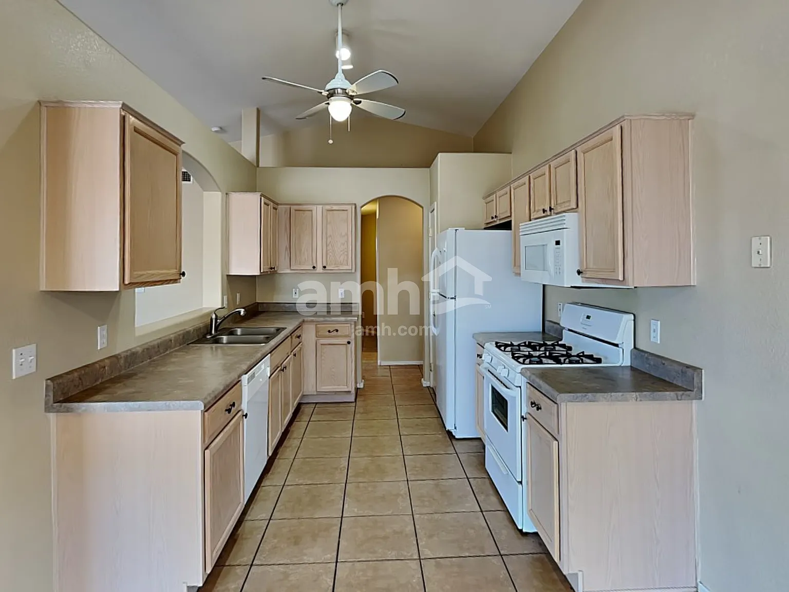 3 bed, 2.5 bath, 1332 sqft, $1,910 — Photo 3