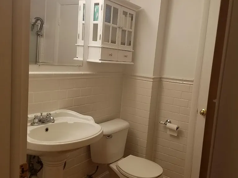 904 E State St — Photo 16