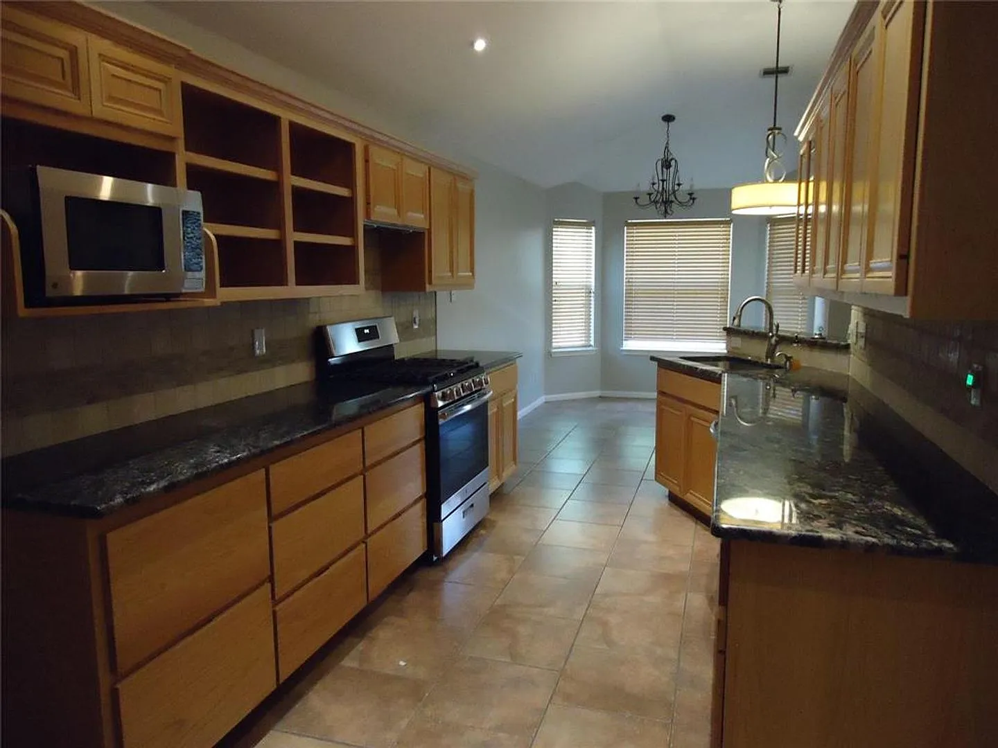 Beautiful One-story home with an Open floor plan — Photo 4