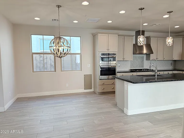 2366 W Gloria Ln — Photo 4