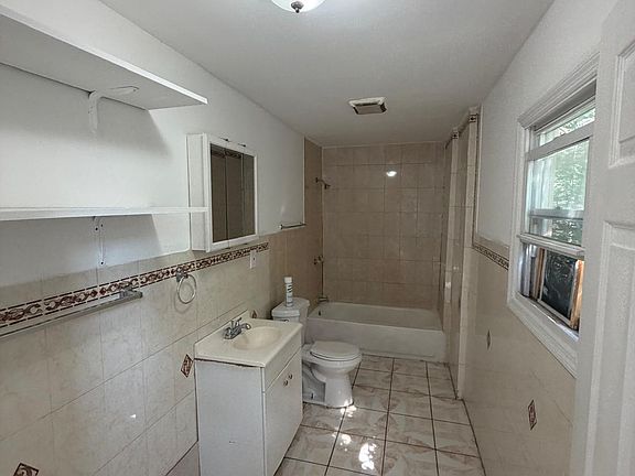 4th image of 10 Fairmount Ave #A