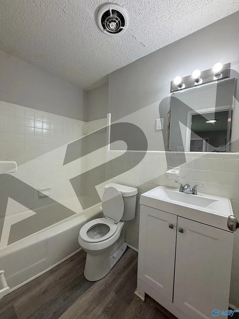 206 Cloverleaf — Photo 2