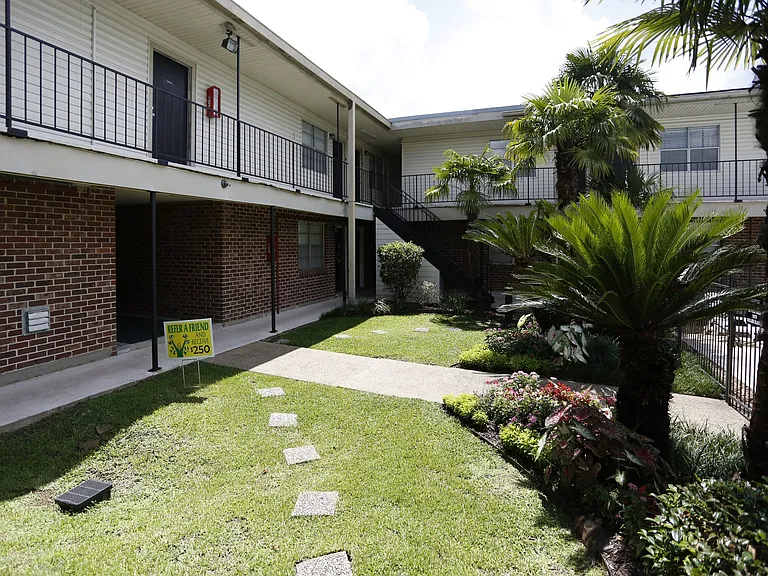 Chateau Lafayette Apartments — Photo 15