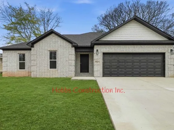 303 1/2 N West St, Morrilton, AR 72110