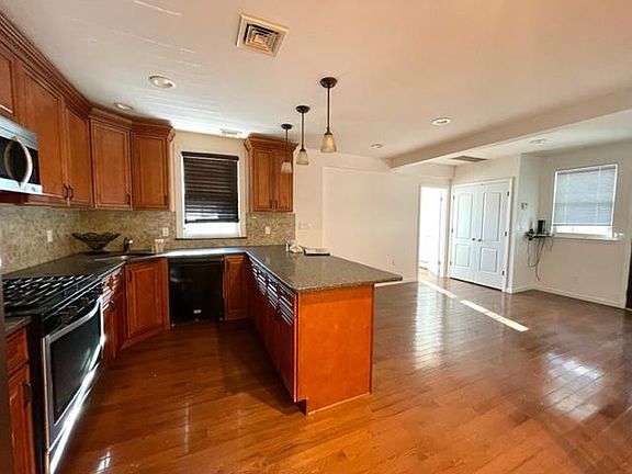4th image of 15443 13th Ave Floor 2
