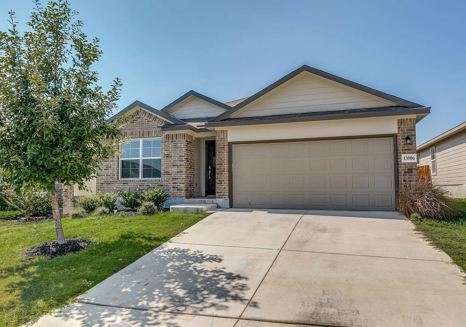 Beautiful 4- Bedroom One Story Home in Riverstone at Westpoint — Photo 1