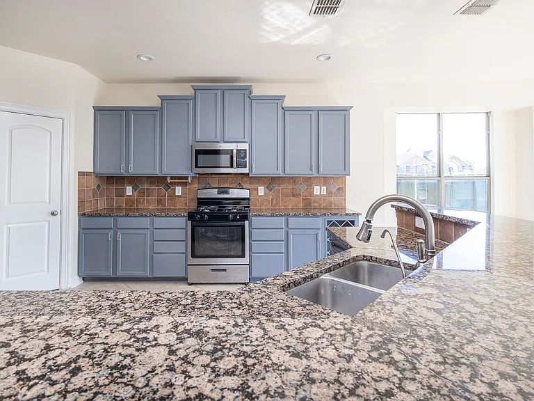 2905 Preston Ln — Photo 31
