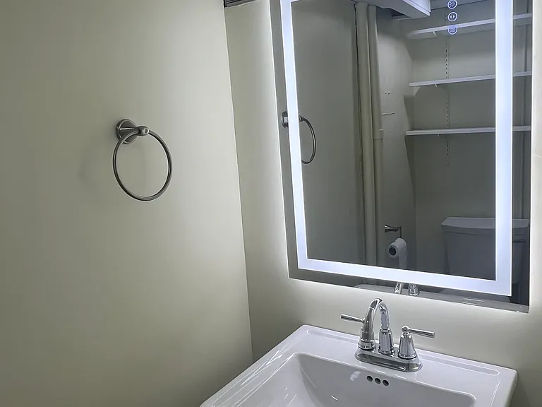 Basement 1/2 bathroom