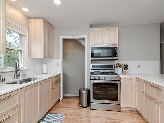 Bright open kitchen great for entertaining!