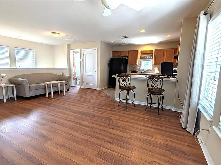2020 Shaw Ln — Photo 3