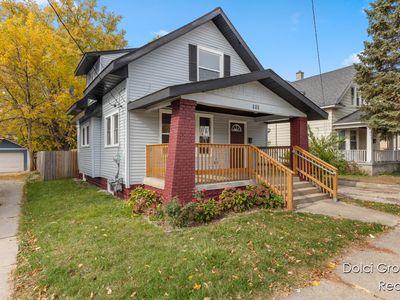 907 College Ave NE, Grand Rapids, MI, 49503