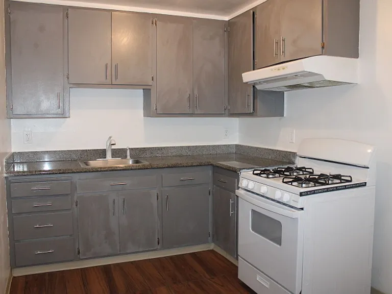2515 Manchester Ave — Photo 2