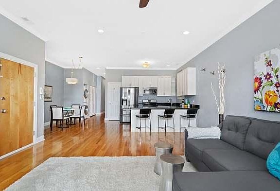 4th image of 2738 W Belmont Ave APT 2E