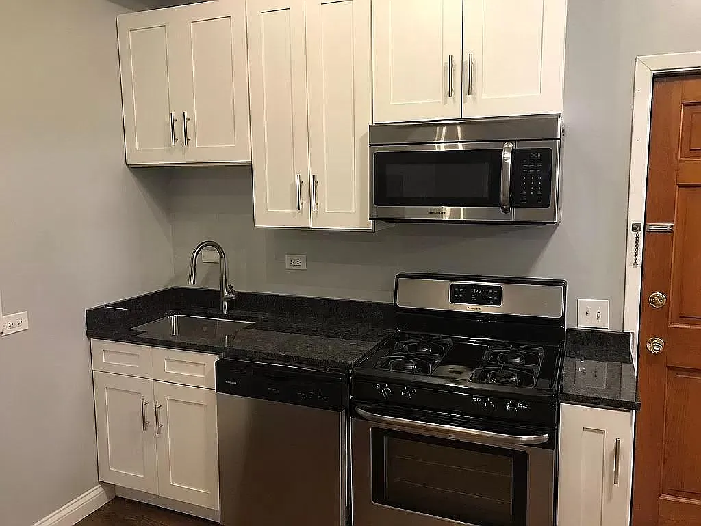 3831 N Southport Ave — Photo 4