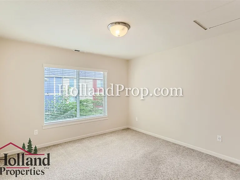 472 NE Patricia Ann Pl — Photo 8