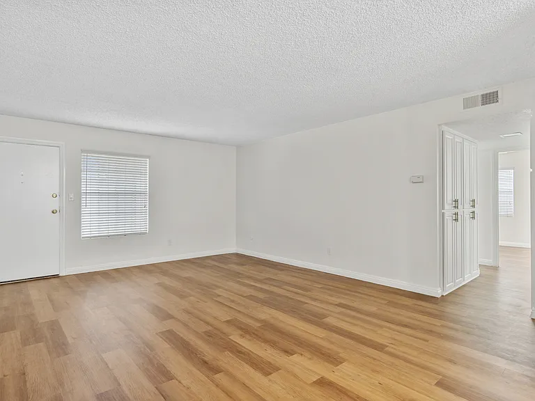 7614 Parkway Dr #1E — Photo 4