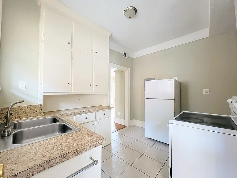 2833 Herschel St #14 — Photo 5