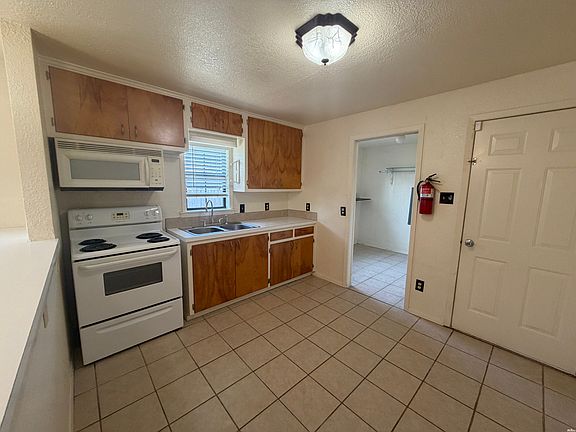 4th image of 1020 N Oak St
