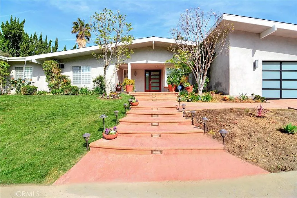 5 bed, 3764 sqft, $9,950 — Photo 2