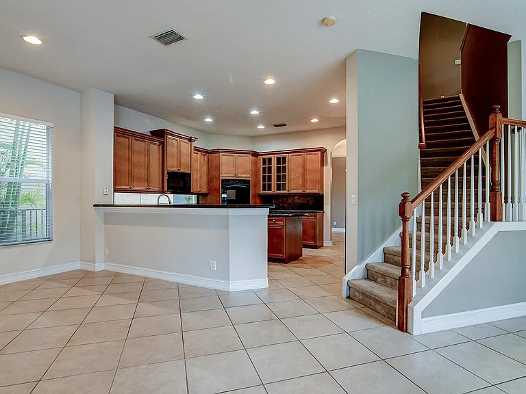 670 Edgebrook Ln — Photo 3