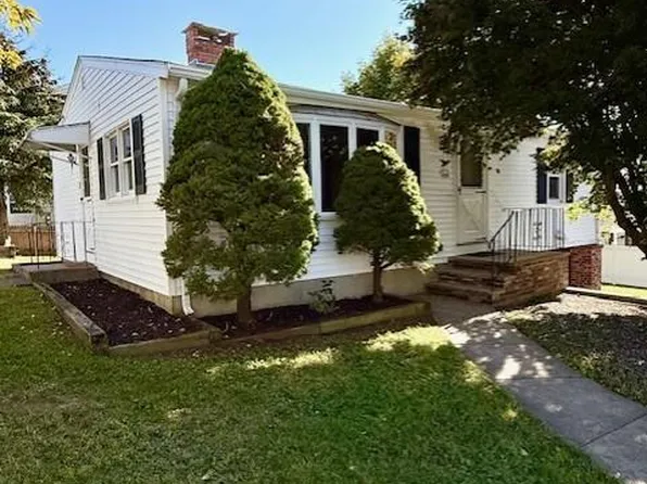 91 W Earle St, Cumberland, RI 02864
