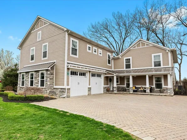 1265 Long Lake Ct, Brighton, MI 48114
