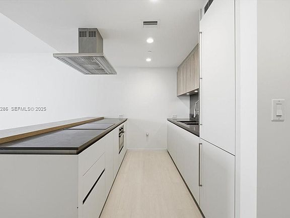 3rd image of 1000 Brickell Plz #3211