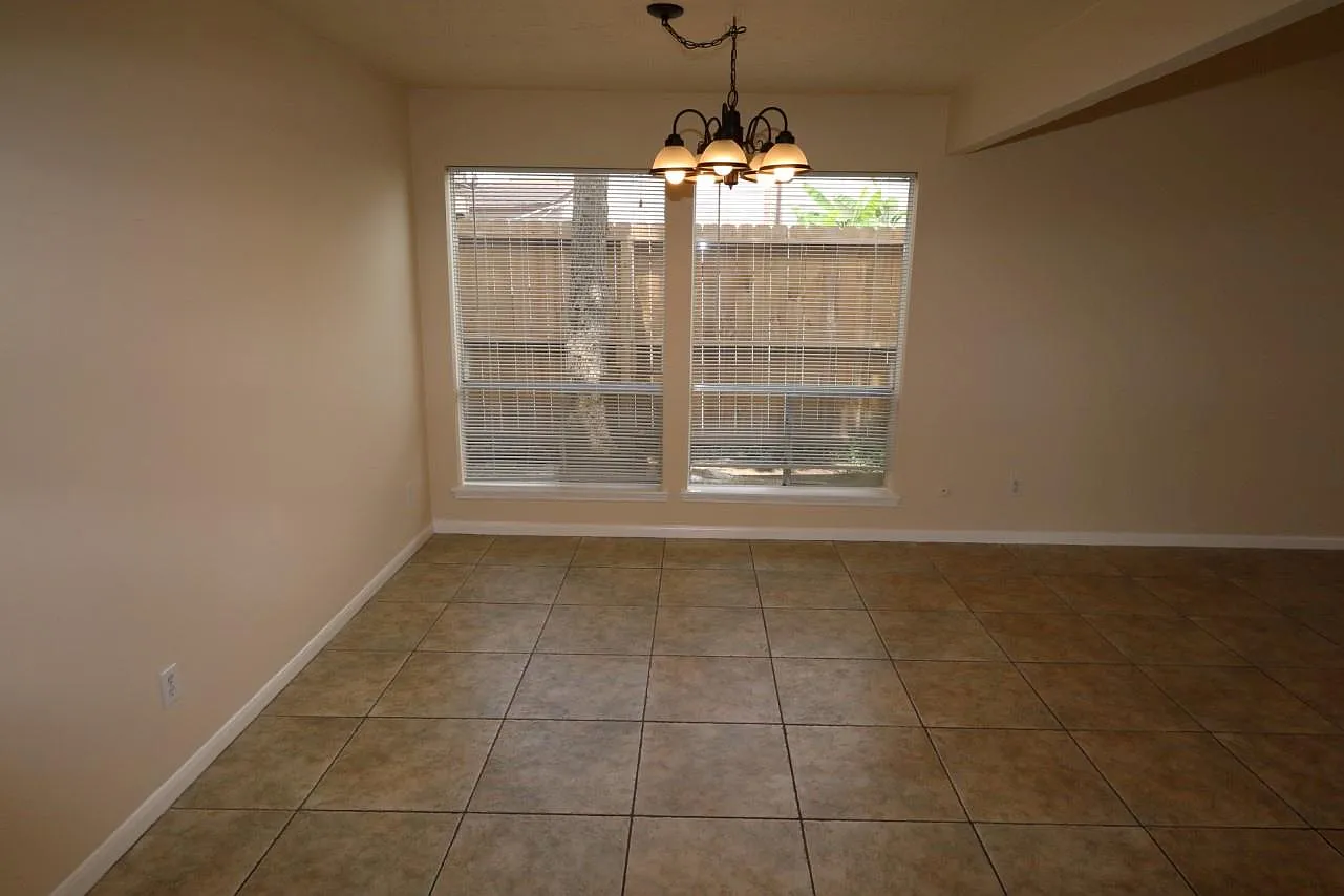 3 bed, 2.0 bath, 1983 sqft, $1,930 — Photo 4
