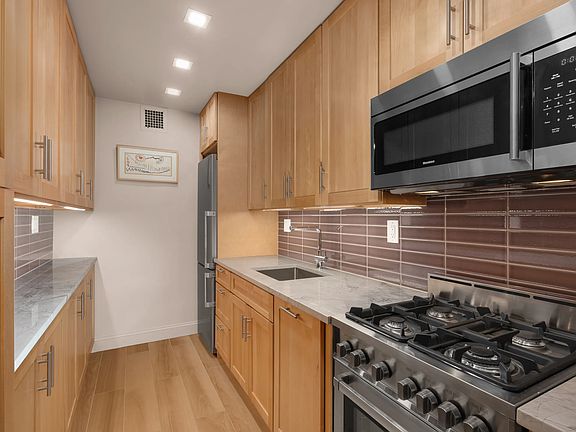 3rd image of 77 W 55th St APT 10G