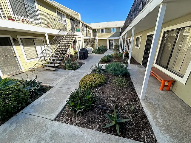3 bed, 2.5 bath, 1100 sqft, $2,995 — Photo 2