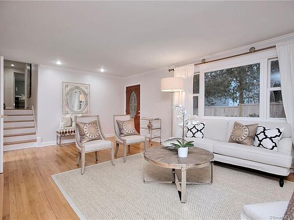 3rd image of 8 Lone Pine Ln