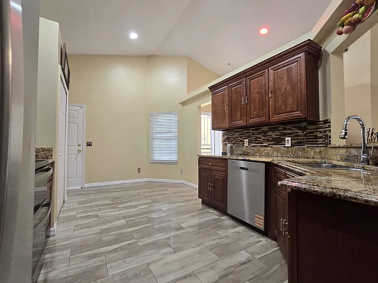 5025 Foxcroft Ct — Photo 5