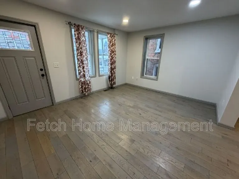 34 N Lee St — Photo 2