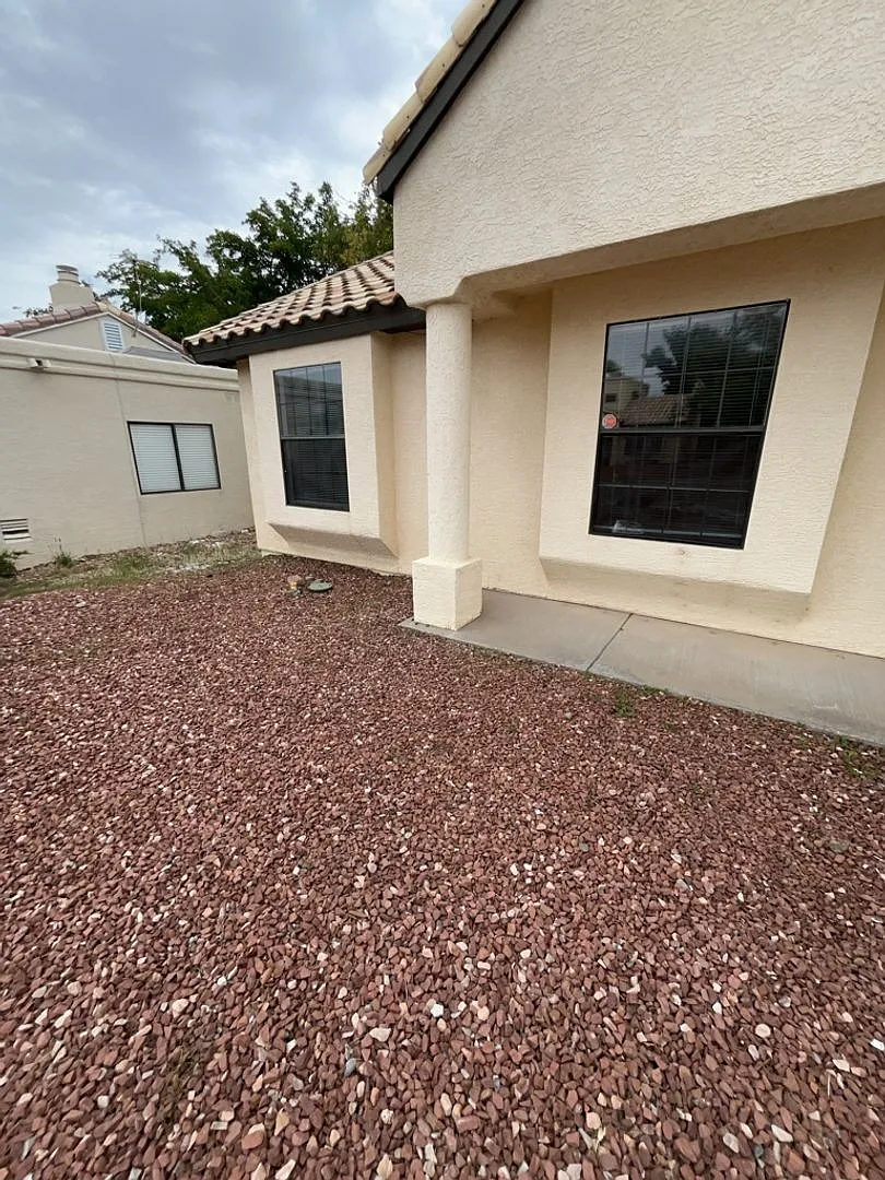 3 Bedroom, 2 Bathroom Home! Schedule a Showing! — Photo 2