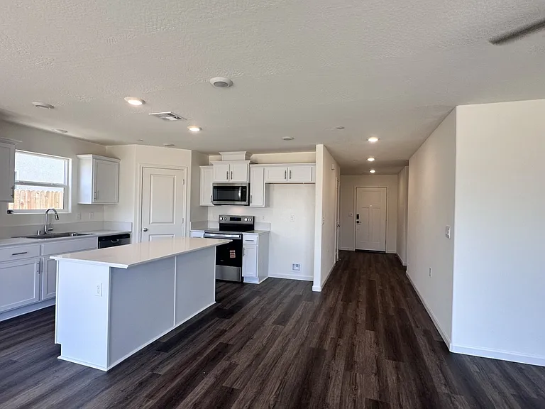 651 Skyler Ln — Photo 1