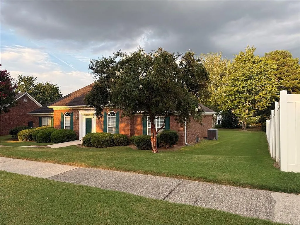 3 bed, 2.0 bath, 1924 sqft, $2,250 — Photo 3