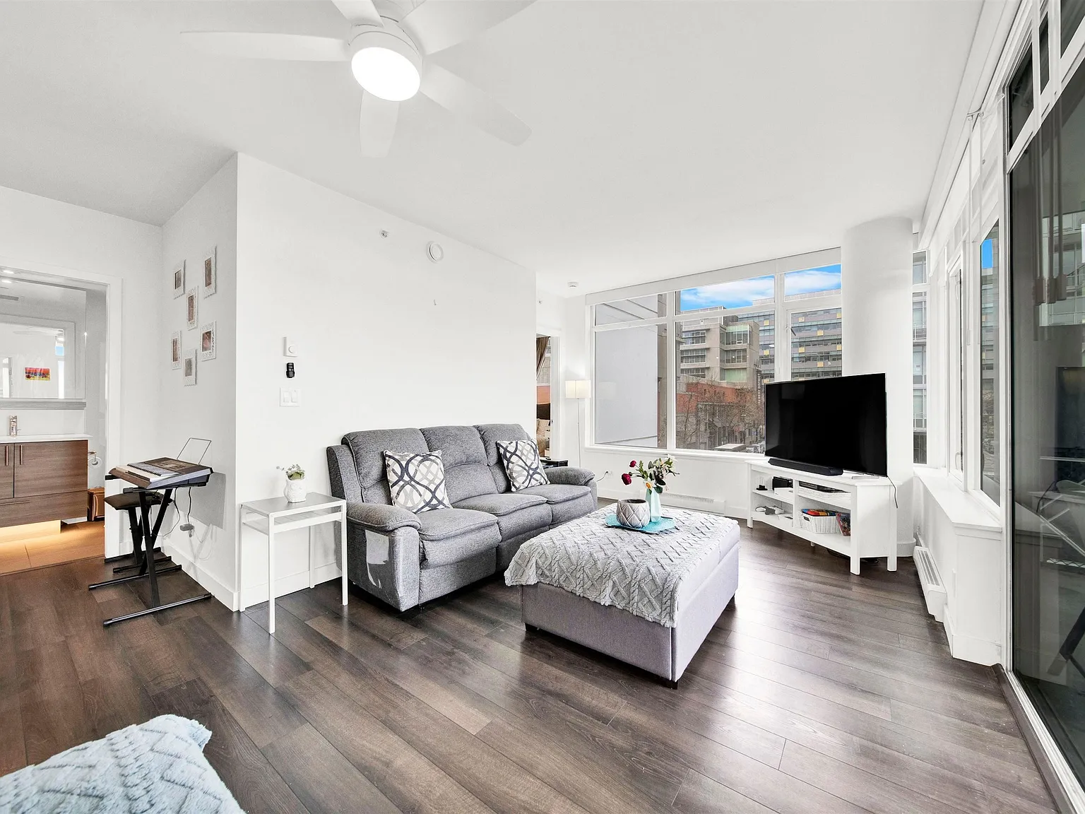 2 bed, 853 sqft, $2,925 — Photo 2
