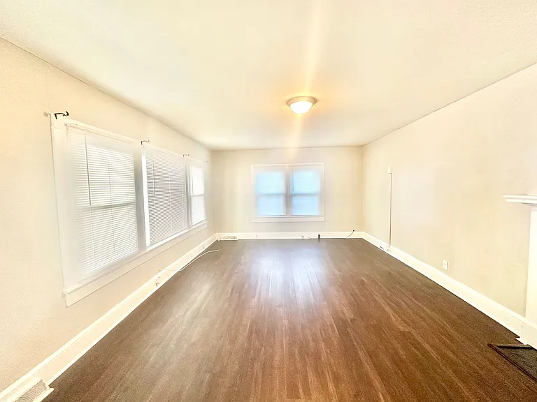 121 Henry St — Photo 10