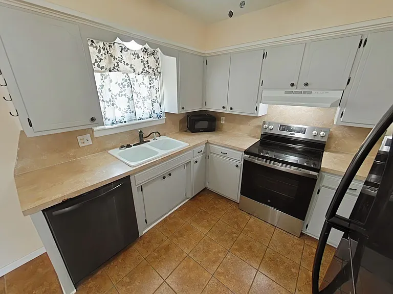 3808 SE Dorchester Dr — Photo 3
