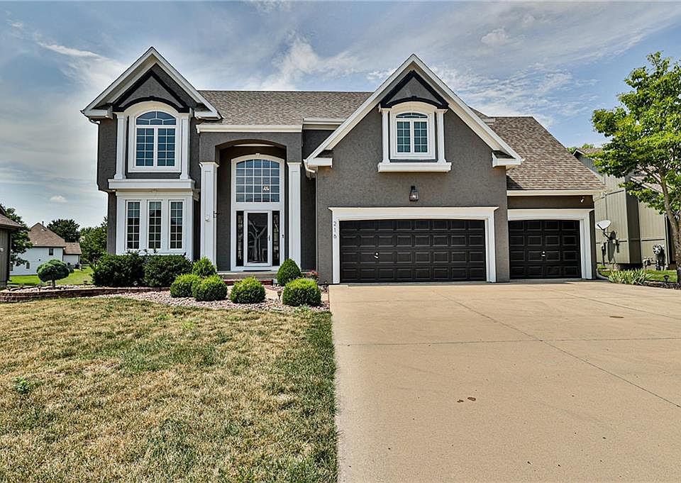 1st image of 216 NE Hidden Valley Cir