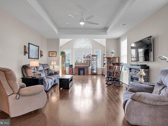 2nd image of 646 Republic Way