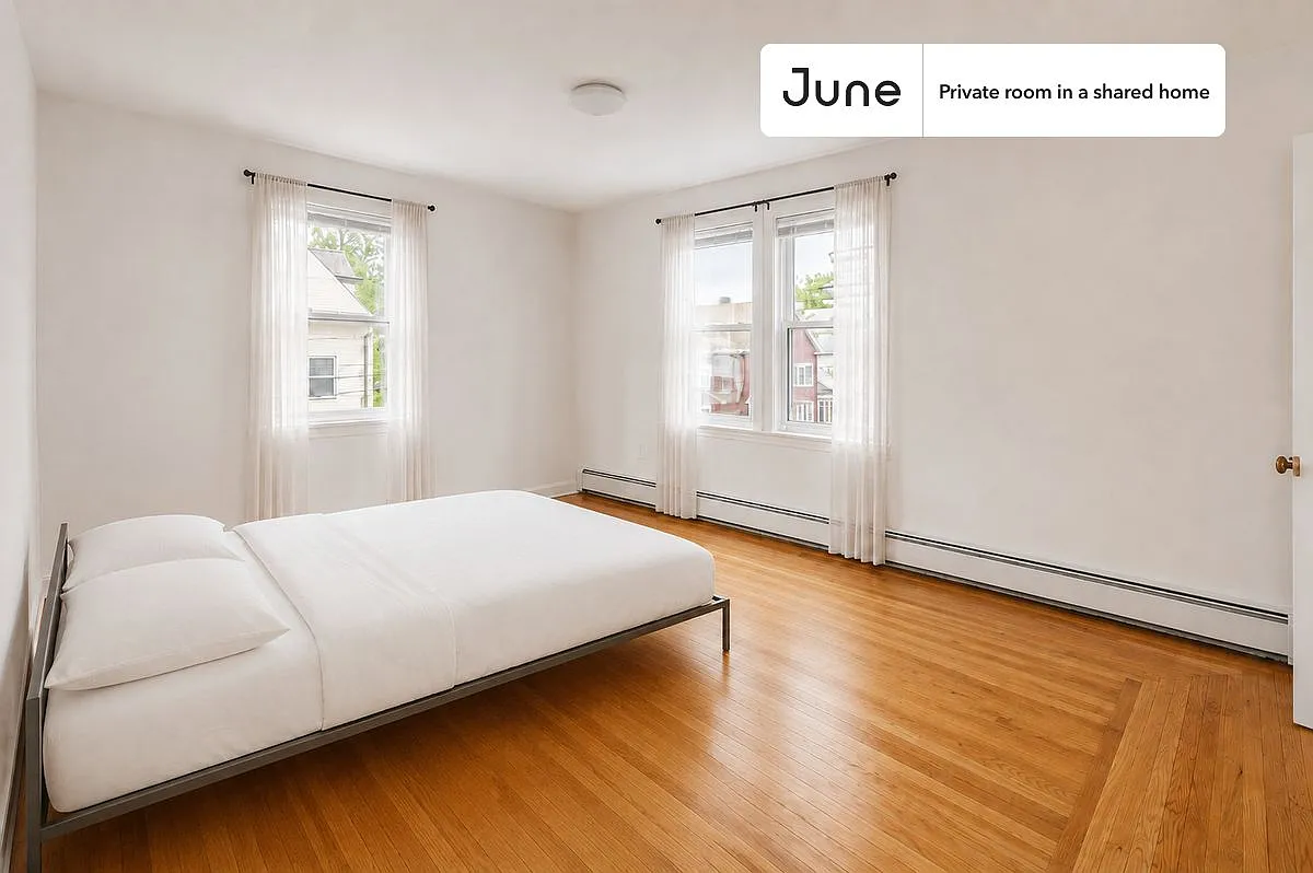 Queen bedroom in 7 bed/2 bath home in Brighton #1263 B — Photo 1